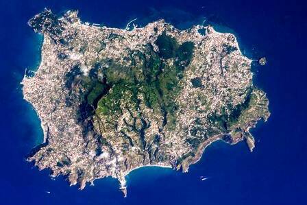 l'isola d'ischia vista dal satellite