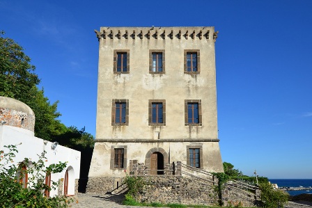 la torre museo di Guevara a Ischia località cartaromana, luoghi da visitare sull'isola d'Ischia